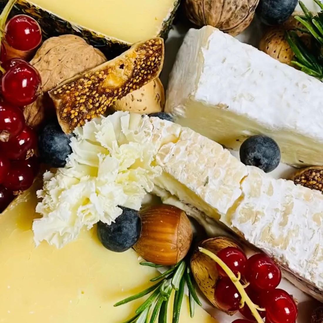 Plateau de fromages et fruits secs